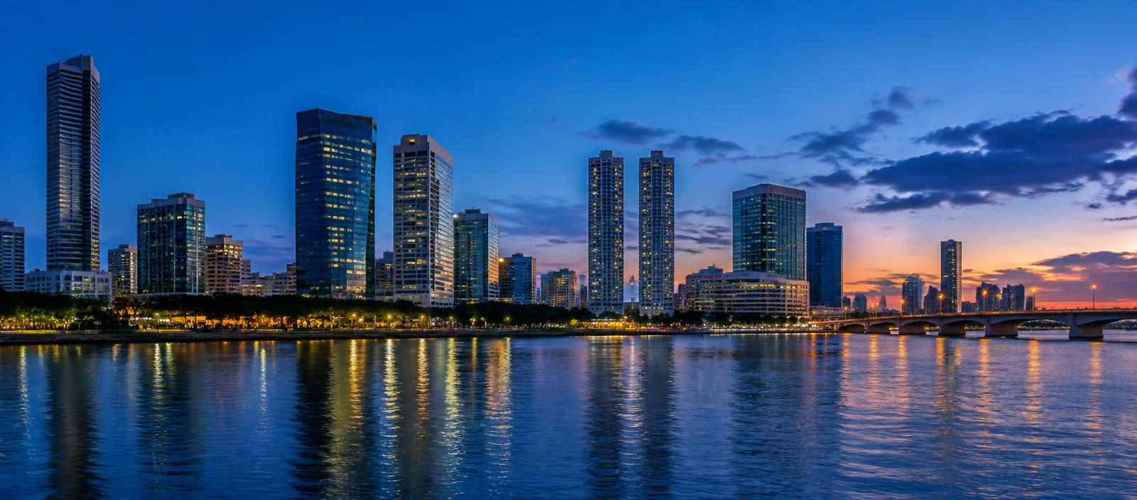 Vista da cidade de Recife ao anoitecer